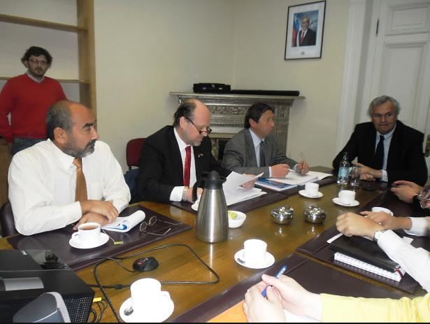 Los temas de vivienda, pavimentación e internet entre otros fueron presentados por el Gobernador de la Provincia Antártica al Intendente regional y a los secretarios de Obras Públicas y Vivienda